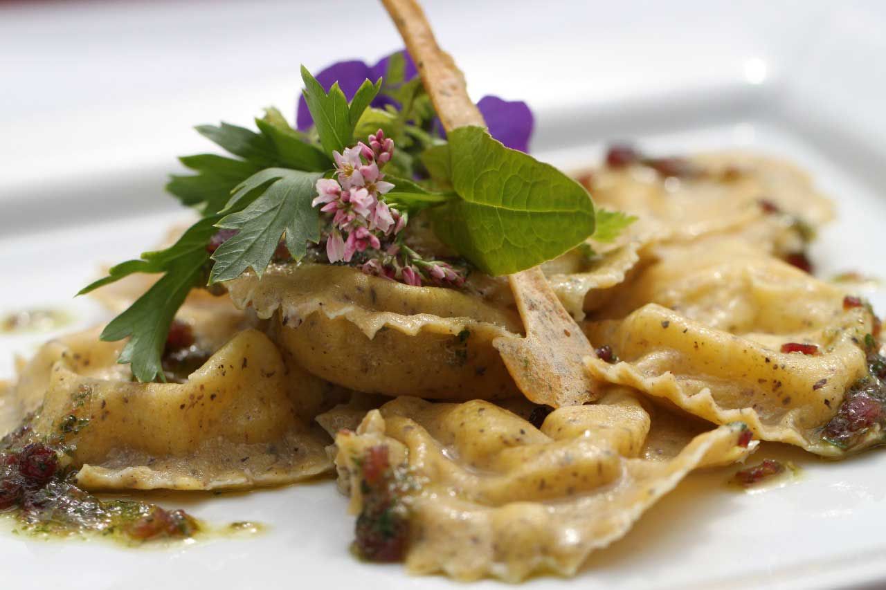 Featured image for “Ravioli di grano saraceno farciti con scimudin profumato al timo e pesto di bresaola”