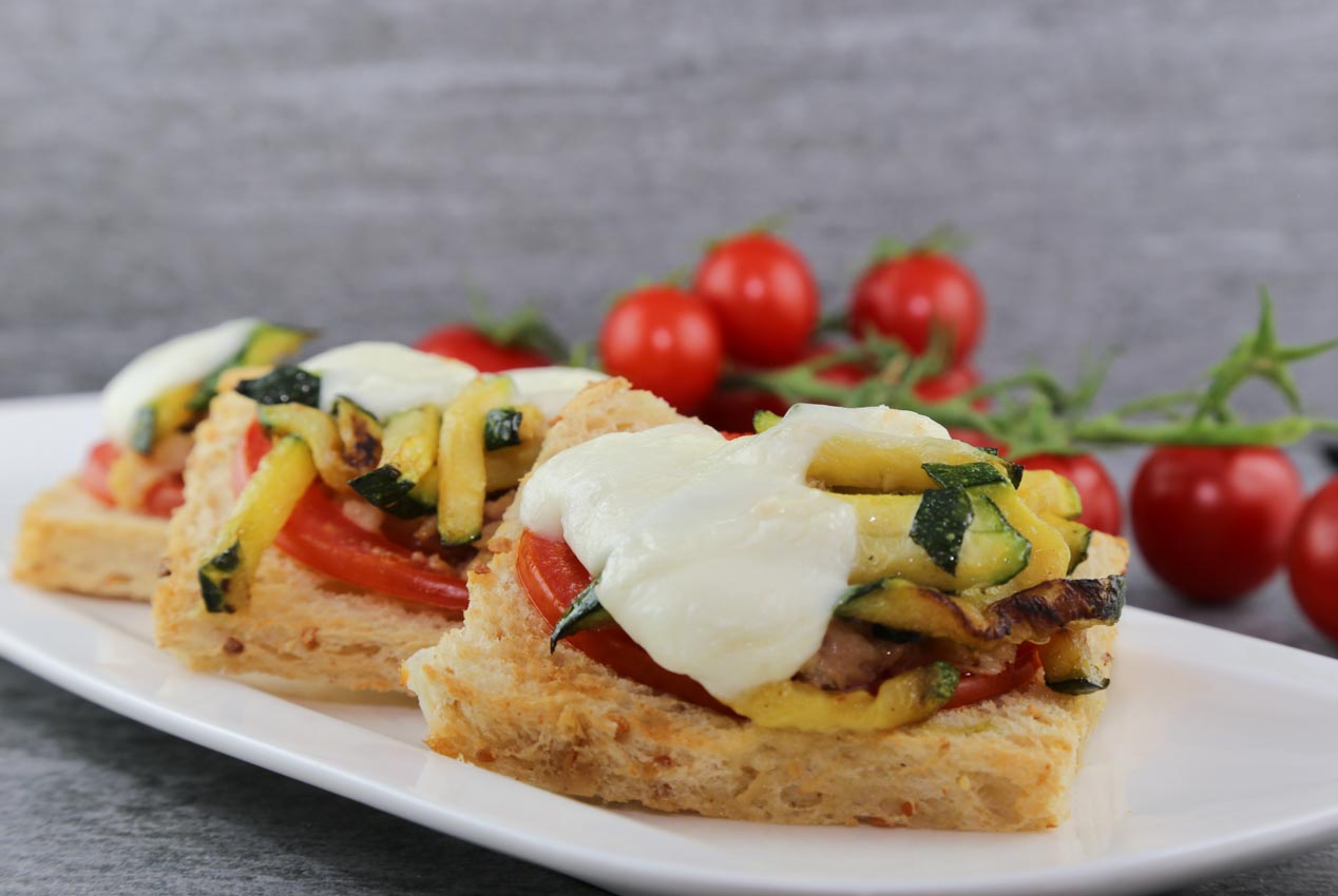 Featured image for “Crostoni di soia al tonno, zucchine e stracciatella di bufala”