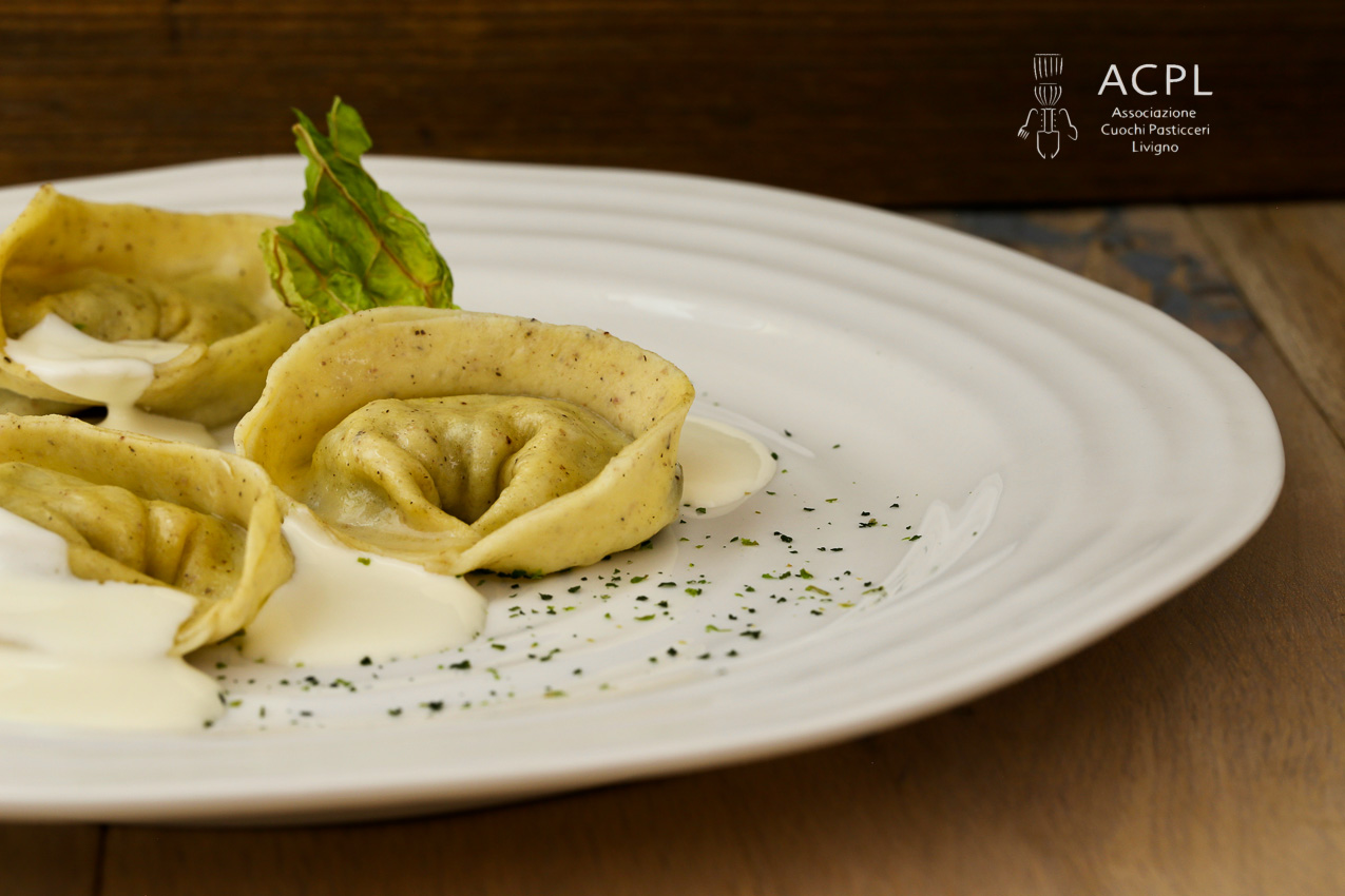 Featured image for “Tortello di taroz con crema allo scimudin e polvere di verza”